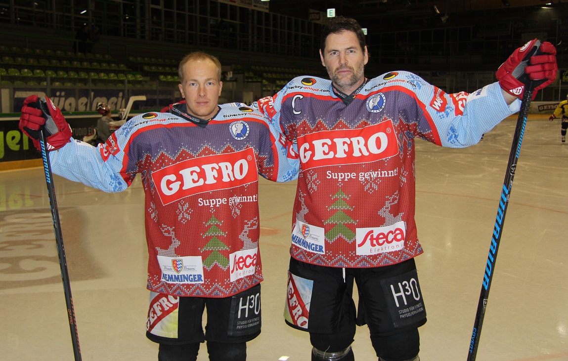 Antti Miettinen und Jan Benda präsentieren das ECDC-Weihnachts-Trikot